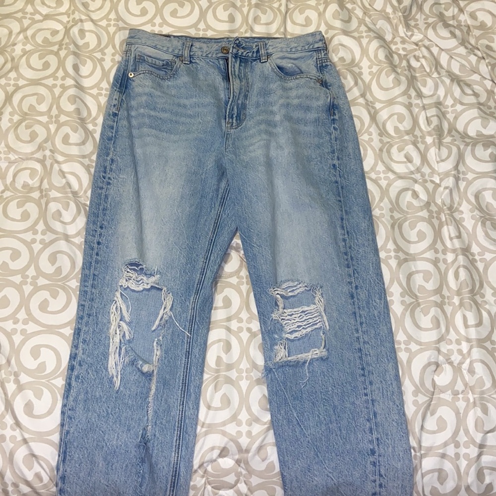 AMERICAN EAGLE LIGHT-WASH RIPPED MOM JEANS